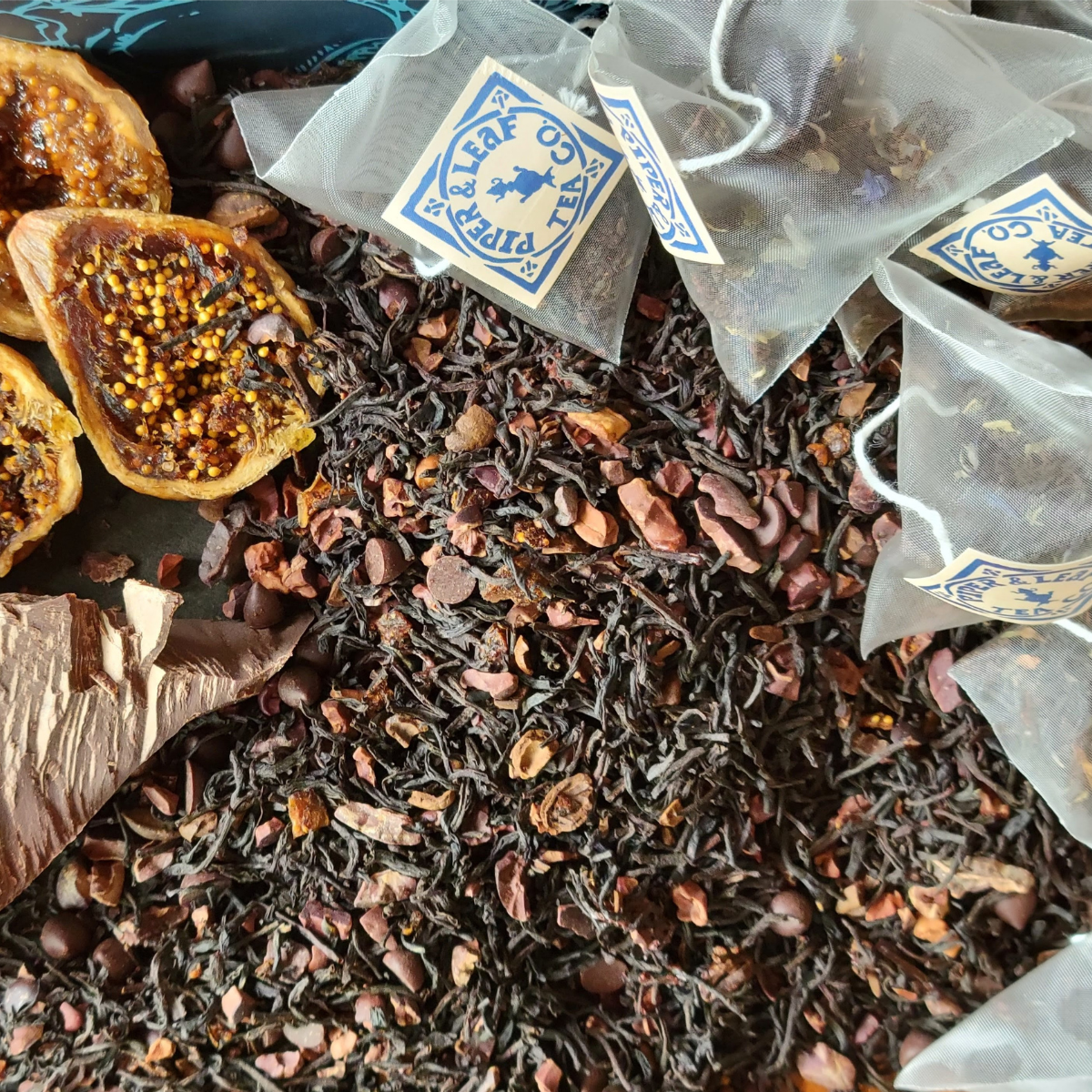 chocola-tea loose leaf next to figs, chocolate and sachet bags